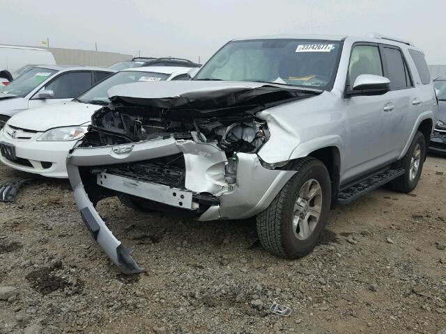 JTEZU5JR3F5102311 - 2015 TOYOTA 4RUNNER SR SILVER photo 2