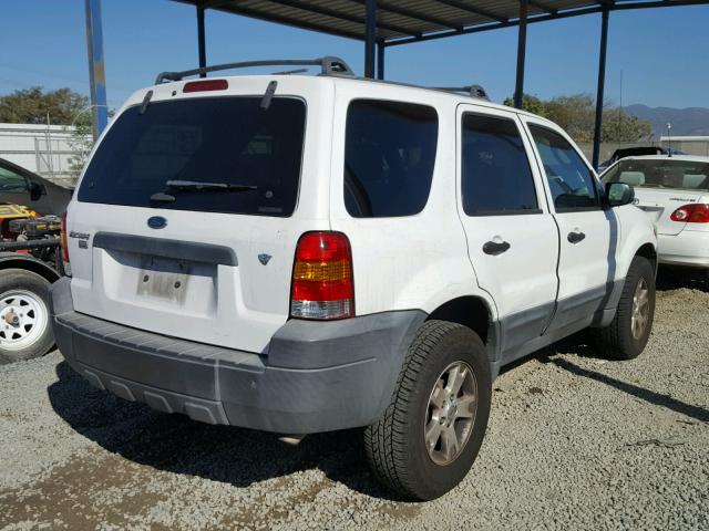 1FMYU03165KD62854 - 2005 FORD ESCAPE XLT WHITE photo 4