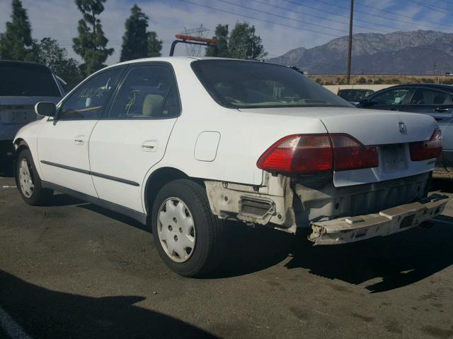 1HGCG5641WA036591 - 1998 HONDA ACCORD LX WHITE photo 3