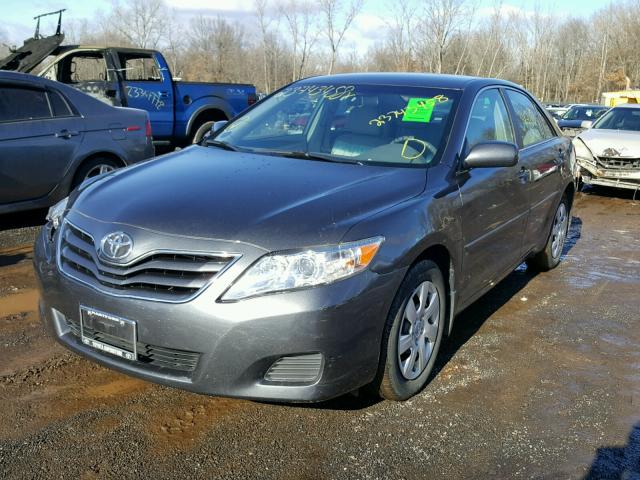 4T1BF3EK1BU592549 - 2011 TOYOTA CAMRY BASE GRAY photo 2