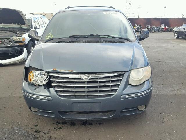 2C8GP54L55R152301 - 2005 CHRYSLER TOWN & COU BLUE photo 9