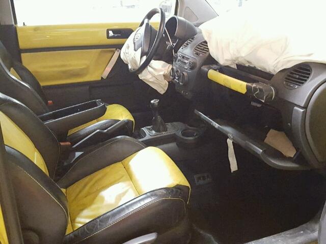3VWCD21C72M458136 - 2002 VOLKSWAGEN NEW BEETLE 黄色 照片 5