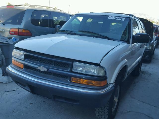 1GNCS13W312131787 - 2001 CHEVROLET BLAZER WHITE photo 2