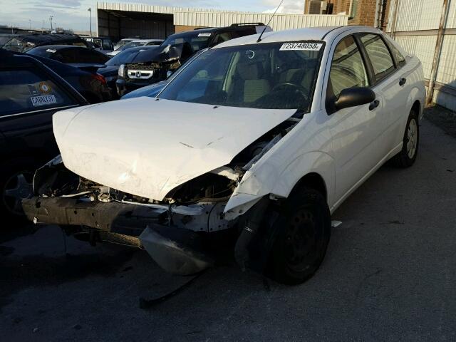 1FAHP34N27W127500 - 2007 FORD FOCUS ZX4 WHITE photo 2