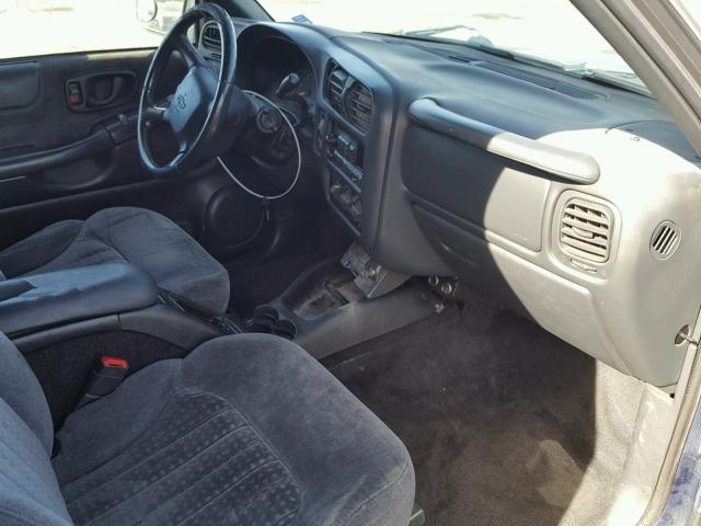 1GNCS18W71K163828 - 2001 CHEVROLET BLAZER BLUE photo 5