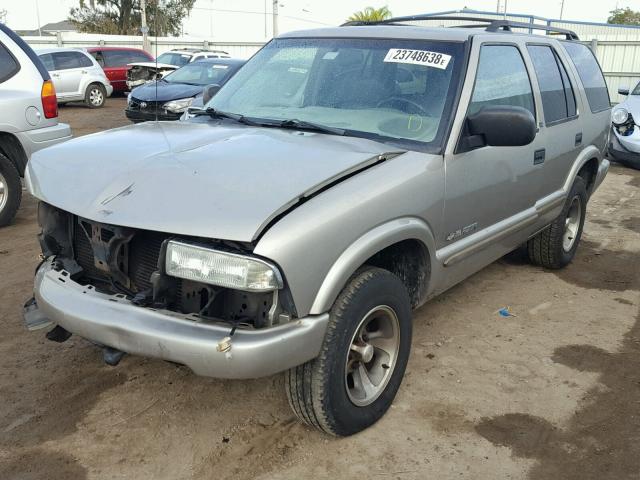 1GNCS13W22K192257 - 2002 CHEVROLET BLAZER BEIGE photo 2