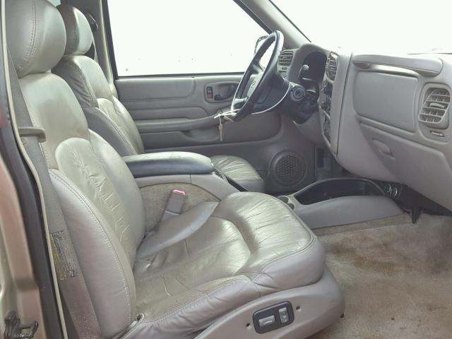 1GNCS13W22K192257 - 2002 CHEVROLET BLAZER BEIGE photo 5