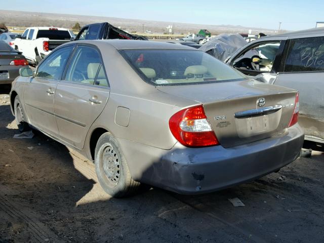 JTDBE32K920005775 - 2002 TOYOTA CAMRY LE GOLD photo 3