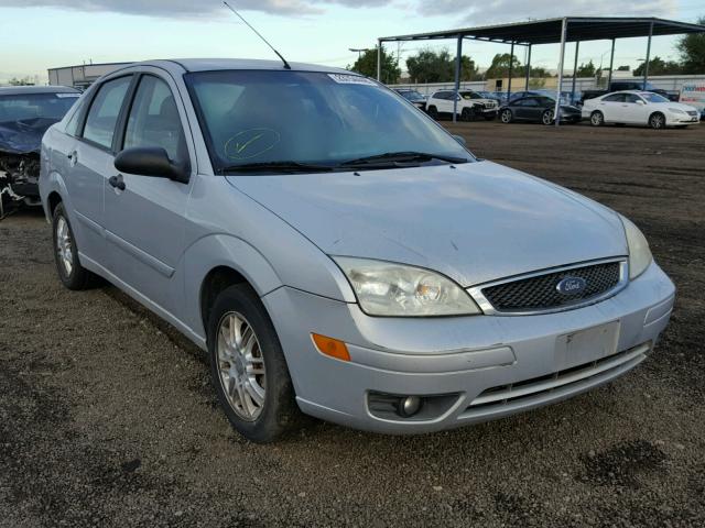 1FAFP34N06W136332 - 2006 FORD FOCUS ZX4 SILVER photo 1