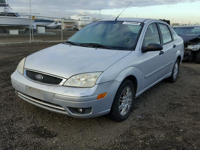 1FAFP34N06W136332 - 2006 FORD FOCUS ZX4 SILVER photo 2