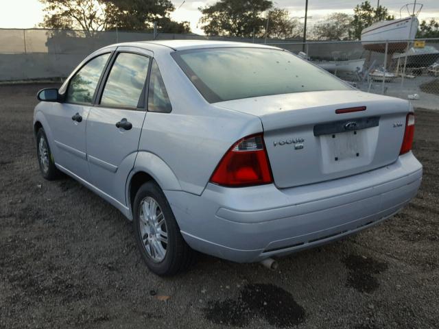 1FAFP34N06W136332 - 2006 FORD FOCUS ZX4 SILVER photo 3