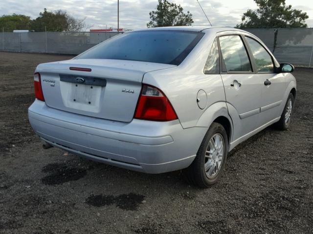 1FAFP34N06W136332 - 2006 FORD FOCUS ZX4 SILVER photo 4