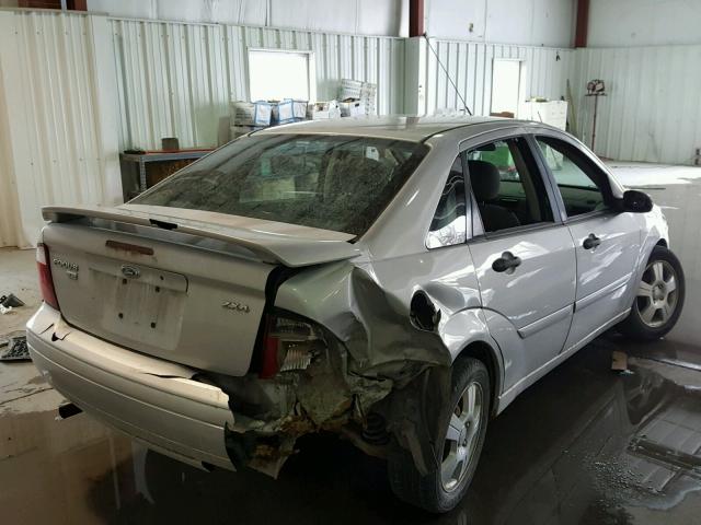 1FAHP34N06W178024 - 2006 FORD FOCUS ZX4 SILVER photo 4