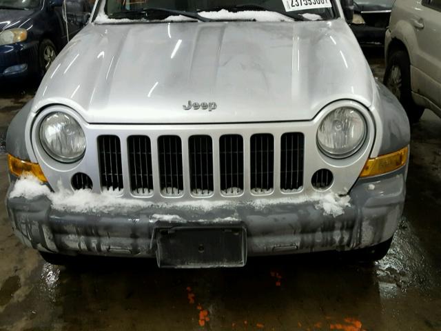 1J4GL48K75W622578 - 2005 JEEP LIBERTY SP SILVER photo 9