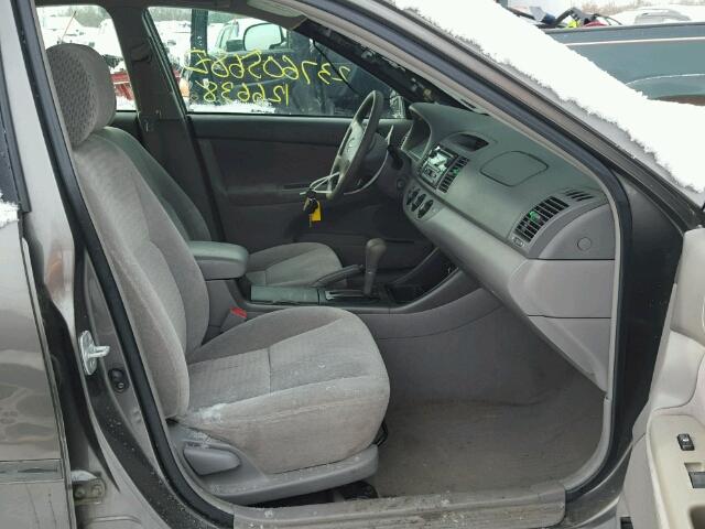 4T1BF32K02U520438 - 2002 TOYOTA CAMRY LE GRAY photo 5