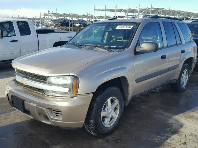 1GNDT13S752206186 - 2005 CHEVROLET TRAILBLAZE GOLD photo 2