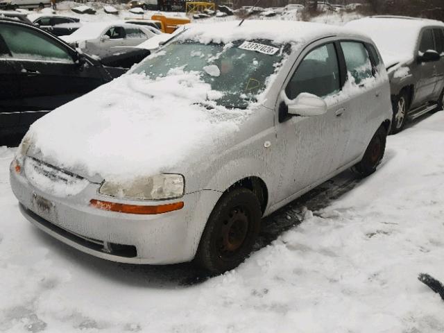 KL1TD66638B213970 - 2008 CHEVROLET AVEO BASE SILVER photo 2