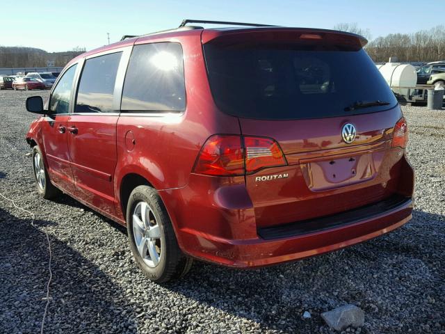 2V4RW3DG0BR635068 - 2011 VOLKSWAGEN ROUTAN SE RED photo 3