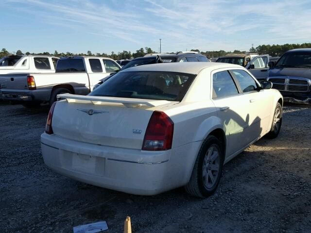 2C3JA53G65H614372 - 2005 CHRYSLER 300 TOURIN WHITE photo 4