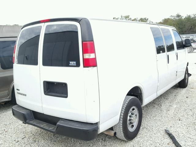 1GCWGGCA2B1142396 - 2011 CHEVROLET EXPRESS G2 WHITE photo 4