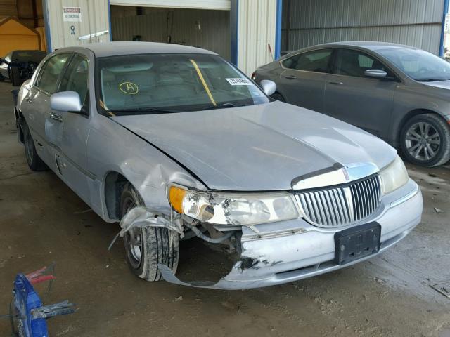 1LNFM81WXWY665929 - 1998 LINCOLN TOWN CAR E SILVER photo 1