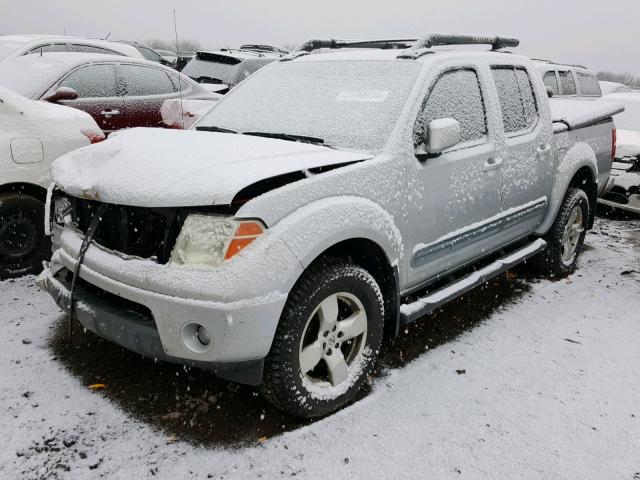 1N6AD07W77C438636 - 2007 NISSAN FRONTIER C SILVER photo 2