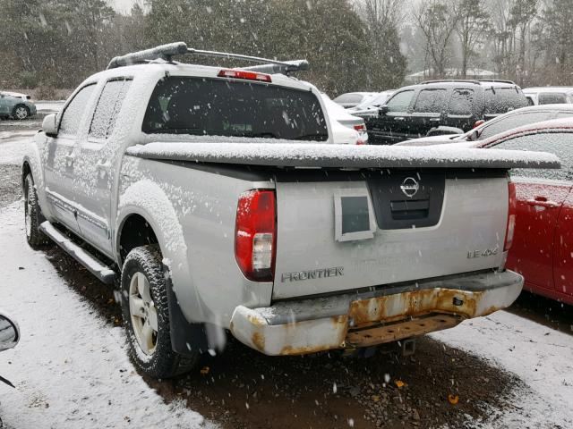 1N6AD07W77C438636 - 2007 NISSAN FRONTIER C SILVER photo 3