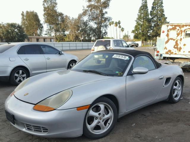 WP0CA2983YU622563 - 2000 PORSCHE BOXSTER SILVER photo 2