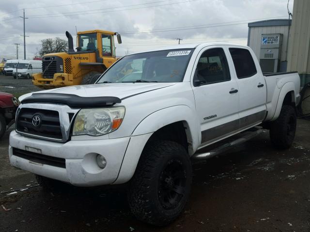 5TEMU52N66Z159447 - 2006 TOYOTA TACOMA DOU WHITE photo 2