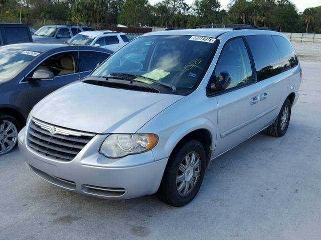 2A4GP54L57R305936 - 2007 CHRYSLER TOWN & COU SILVER photo 2