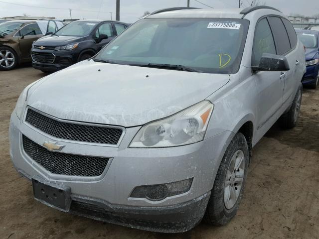 1GNKREED8BJ228503 - 2011 CHEVROLET TRAVERSE L SILVER photo 2