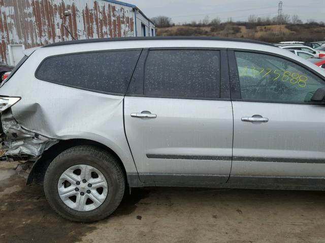 1GNKREED8BJ228503 - 2011 CHEVROLET TRAVERSE L SILVER photo 9