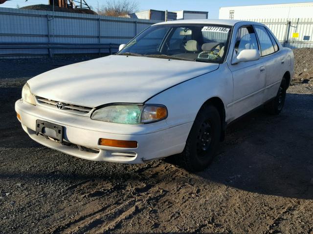 4T1BG12K1TU681268 - 1996 TOYOTA CAMRY DX WHITE photo 2