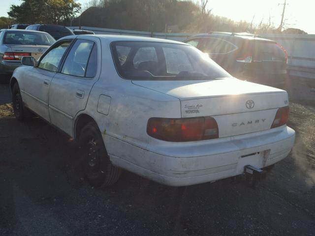 4T1BG12K1TU681268 - 1996 TOYOTA CAMRY DX WHITE photo 3