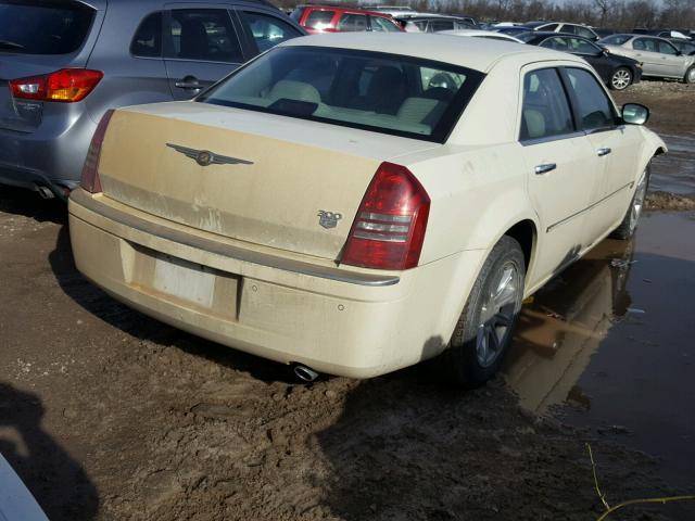 2C3AA63H75H608370 - 2005 CHRYSLER 300C WHITE photo 4