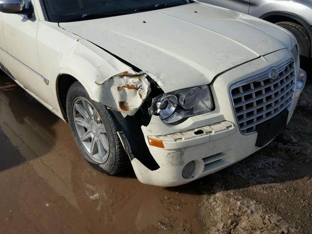 2C3AA63H75H608370 - 2005 CHRYSLER 300C WHITE photo 9