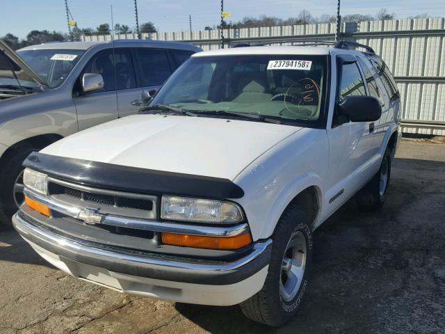 1GNCS18W4YK265713 - 2000 CHEVROLET BLAZER WHITE photo 2