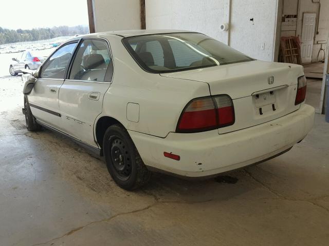 1HGCD5631TA038319 - 1996 HONDA ACCORD LX WHITE photo 3