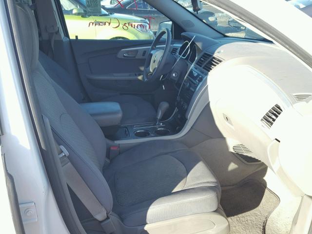 1GNKVEED6BJ265917 - 2011 CHEVROLET TRAVERSE L WHITE photo 5