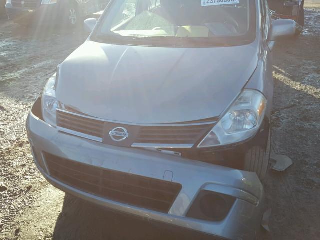 3N1BC13E69L434097 - 2009 NISSAN VERSA S GRAY photo 7