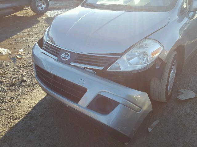 3N1BC13E69L434097 - 2009 NISSAN VERSA S GRAY photo 9