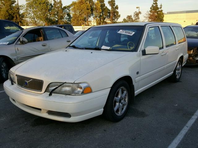 YV1LW55A4X2613306 - 1999 VOLVO V70 WHITE photo 2