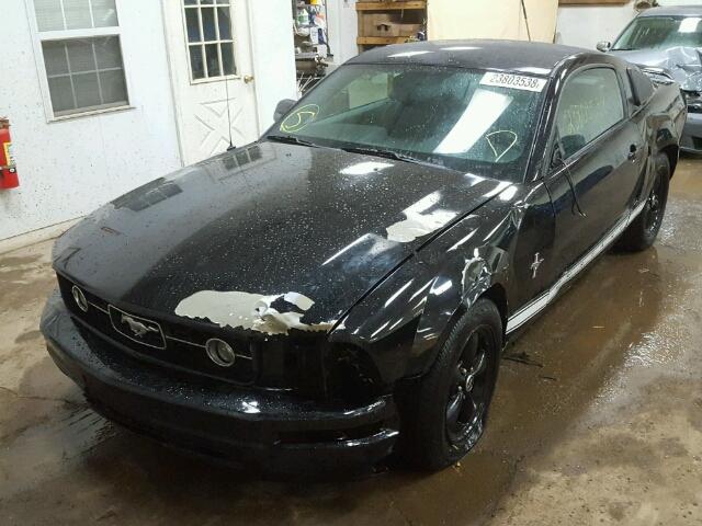 1ZVHT80N765158414 - 2006 FORD MUSTANG BLACK photo 2