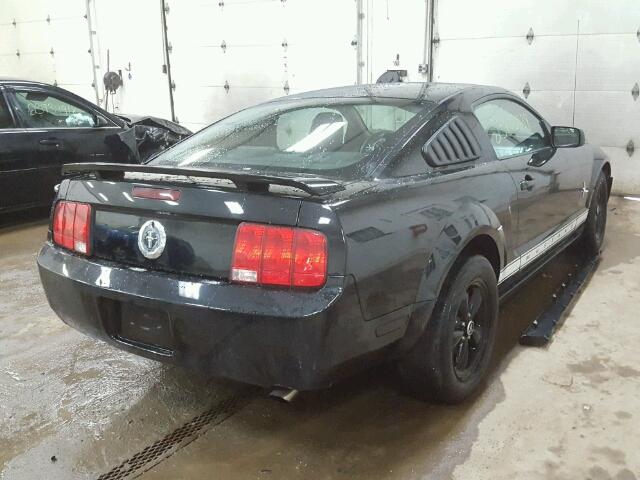 1ZVHT80N765158414 - 2006 FORD MUSTANG BLACK photo 4