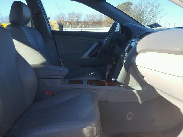 4T1BK3EK4BU625040 - 2011 TOYOTA CAMRY SE GRAY photo 5