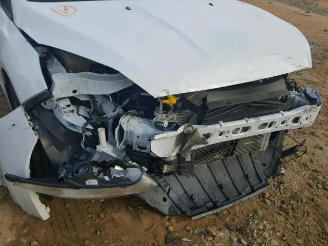 1FADP3K2XFL319822 - 2015 FORD FOCUS SE WHITE photo 9