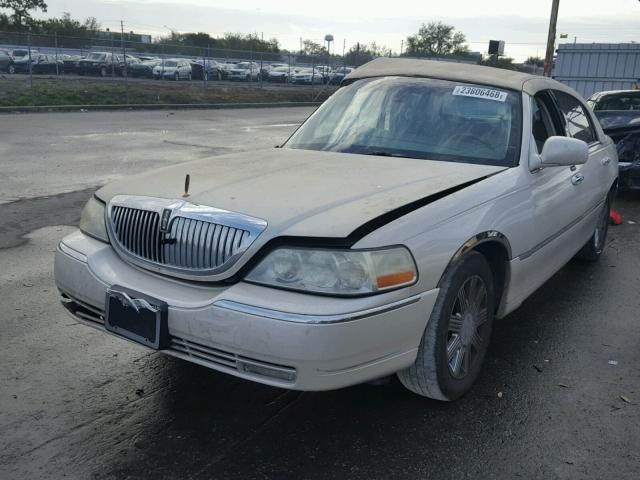 1LNHM83W83Y642991 - 2003 LINCOLN TOWN CAR C BEIGE photo 2