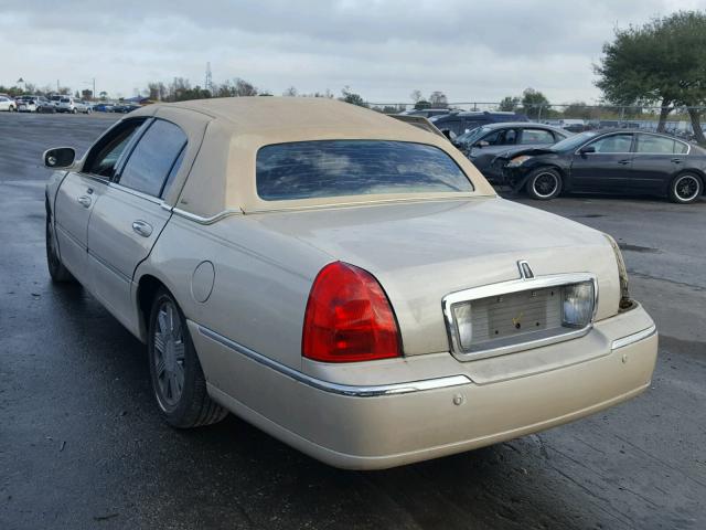 1LNHM83W83Y642991 - 2003 LINCOLN TOWN CAR C BEIGE photo 3