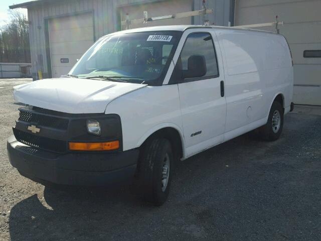 1GCHG35U641186932 - 2004 CHEVROLET EXPRESS G3 WHITE photo 2