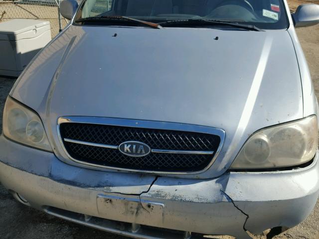 KNDUP132456689173 - 2005 KIA SEDONA EX SILVER photo 7